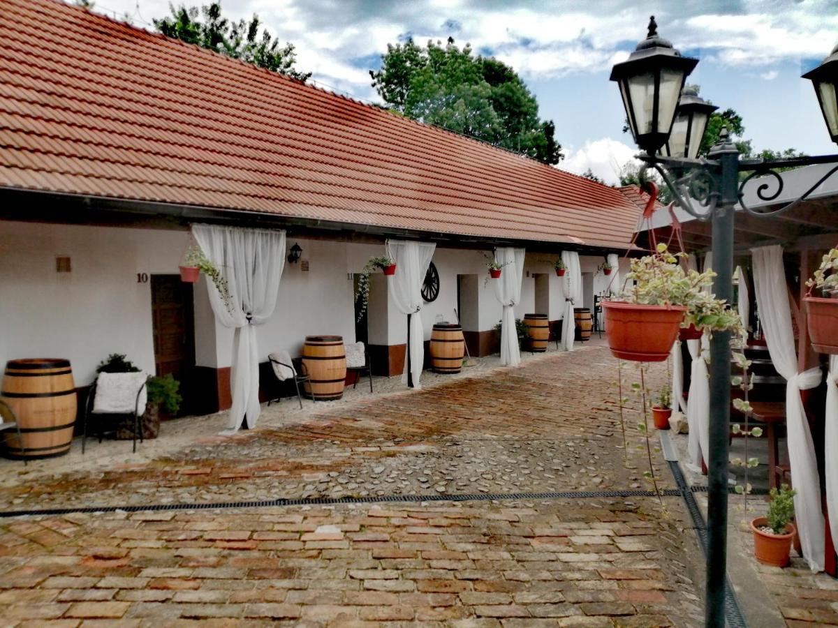 Zamecky Penzion Rotunda Břeclav Екстериор снимка