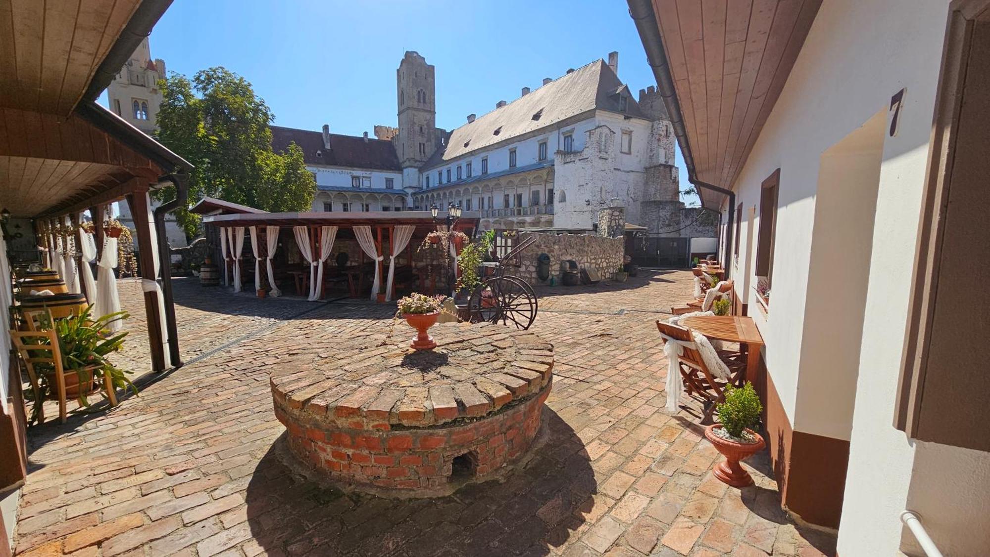 Zamecky Penzion Rotunda Břeclav Екстериор снимка